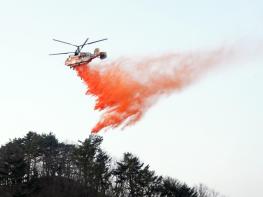 산림청 산림항공본부, 송전선로 보호를 위한 산불지연제 살포 기사 이미지